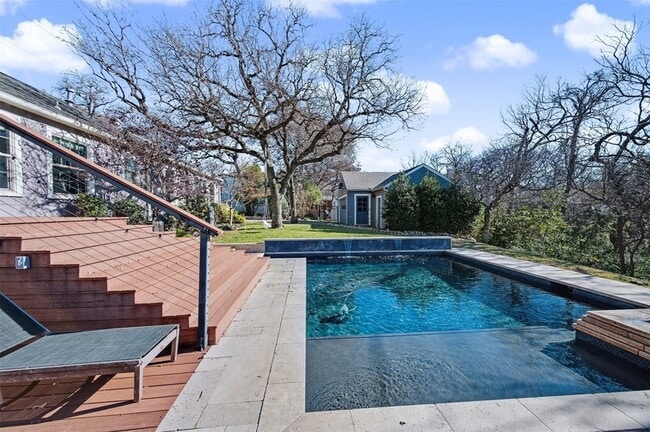 Photo - 2100 Daisy Ln