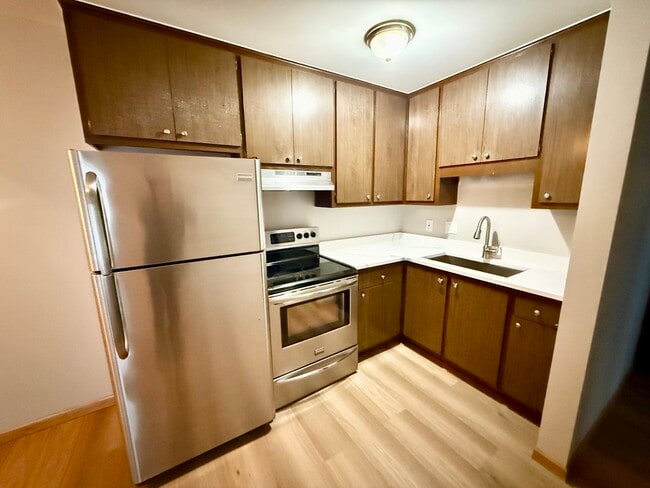 Building Photo - Bayside Apartments Unit 19