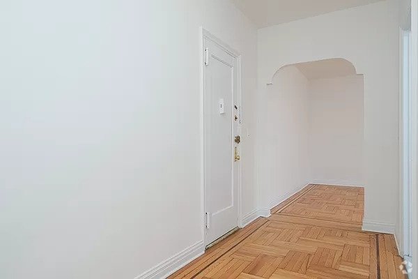 Building Photo - 340 E Mosholu Pkwy S Unit 5g Rental