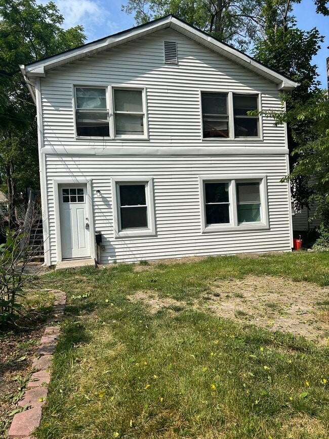 Building Photo - 1139 Sewall Ave Unit 1