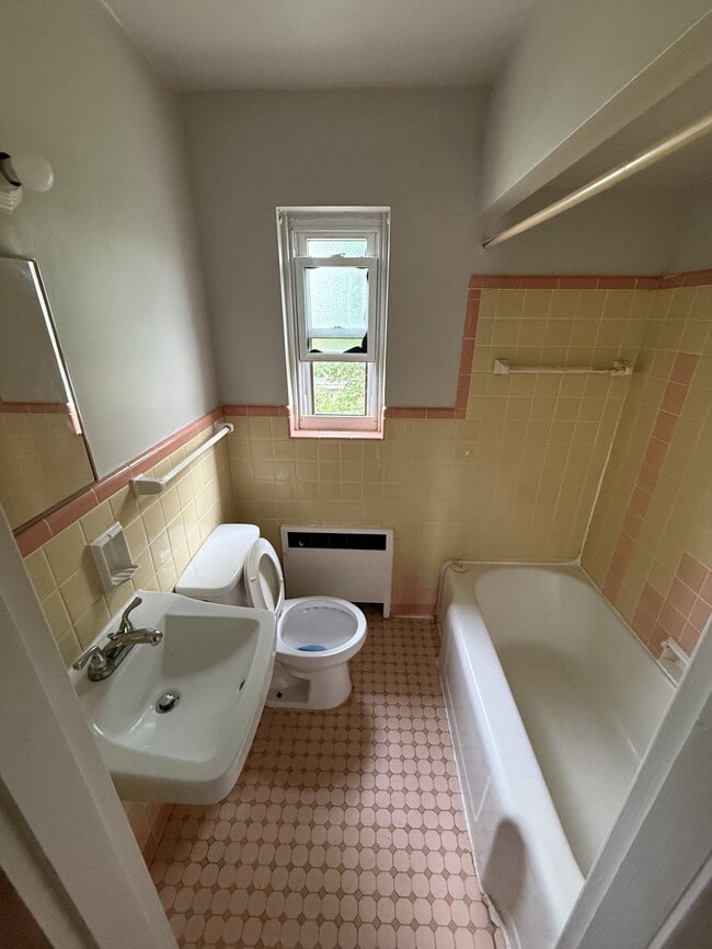 Mt Airy Horseshoe Apartments