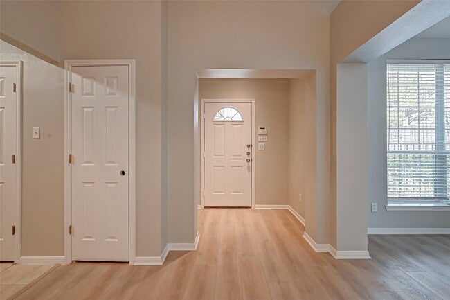Photo - 717 Cedarwood Dr