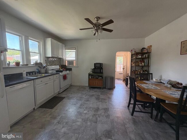 Photo - 314 W 4th St