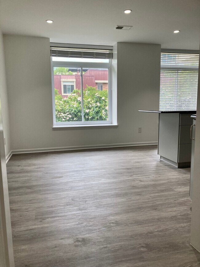 Spacious for work desk or dining - 658 15th St S Unit B