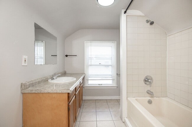 Photo - Spacious 3 bedroom/2 bath Cleveland Hts single family house!