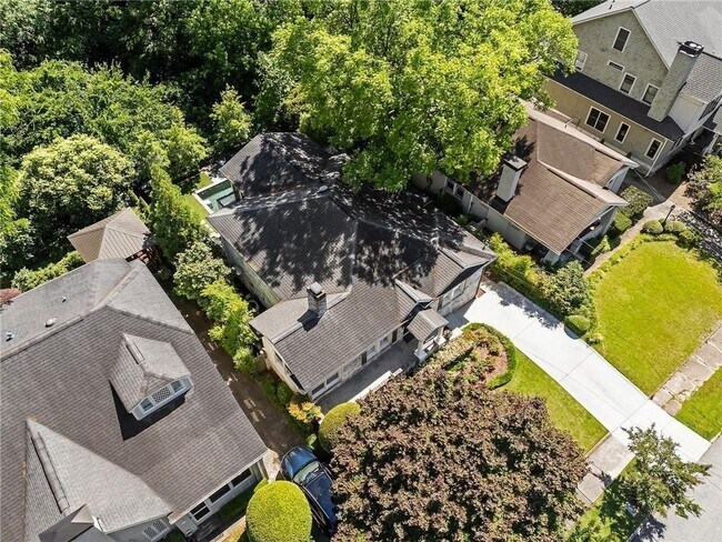 Photo - 663 Yorkshire Rd NE