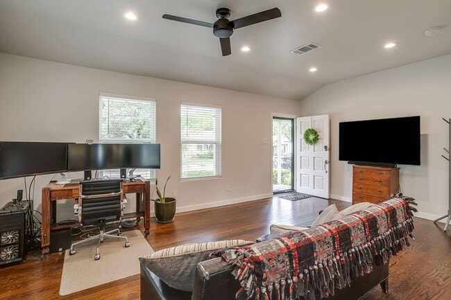 Photo - Pristine 2 Bed, 1 Bath Home for Rent in the Cultural District- 76107
