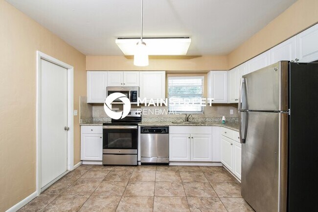 Photo - 3 Bedroom Pet-Friendly Home in Bradenton, FL with Main Street Renewal