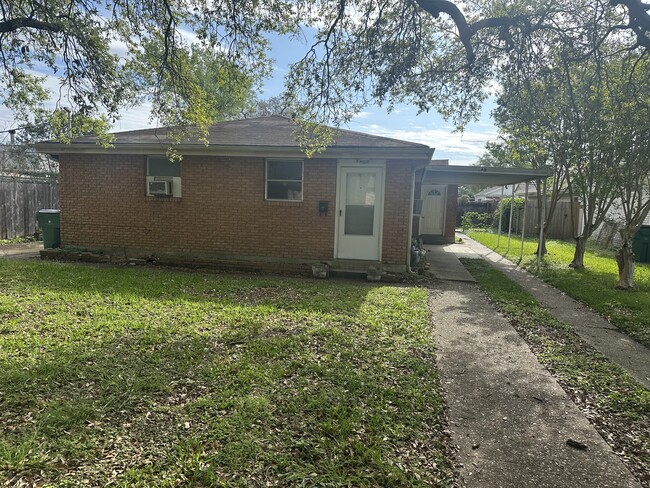 Building Photo - 945 & 949 Helios Ave Unit 945 Helios Rental