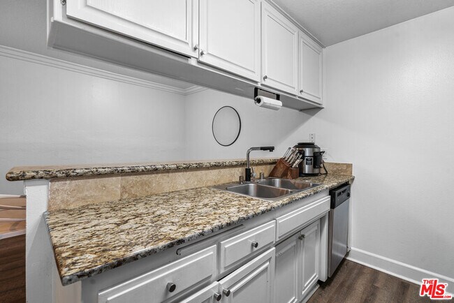 Photo - 7035 Woodley Ave Unidad 105 Rental