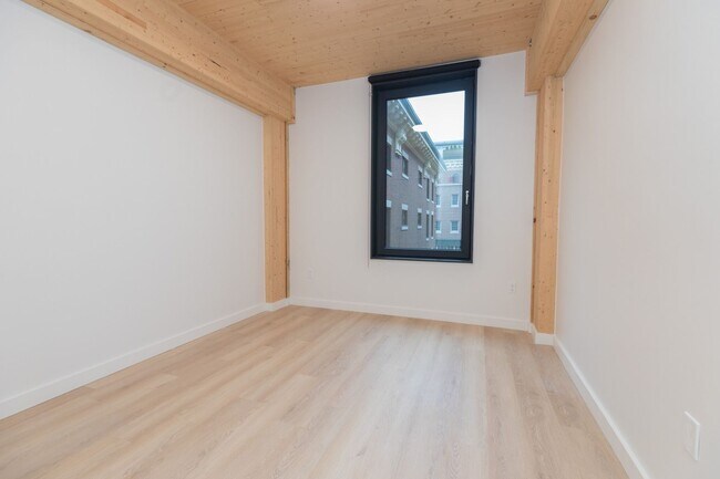 Photo - 13 E Lenox St