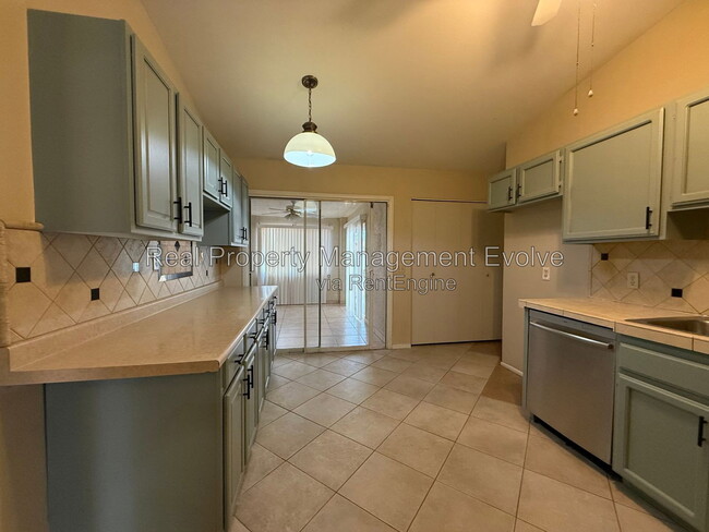 Photo - 513 E Wickieup Ln