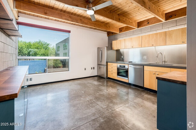 Building Photo - 727 E Portland St Rental