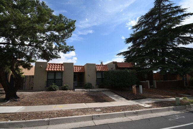 Building Photo - Cute Two Bedroom (possible 3rd Bedroom) in... Rental