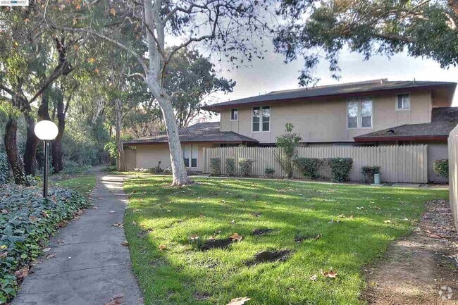 Building Photo - For Rent – Charming 2BR single level condo...