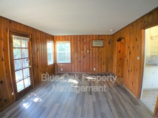 Photo - 1476 E 8th St