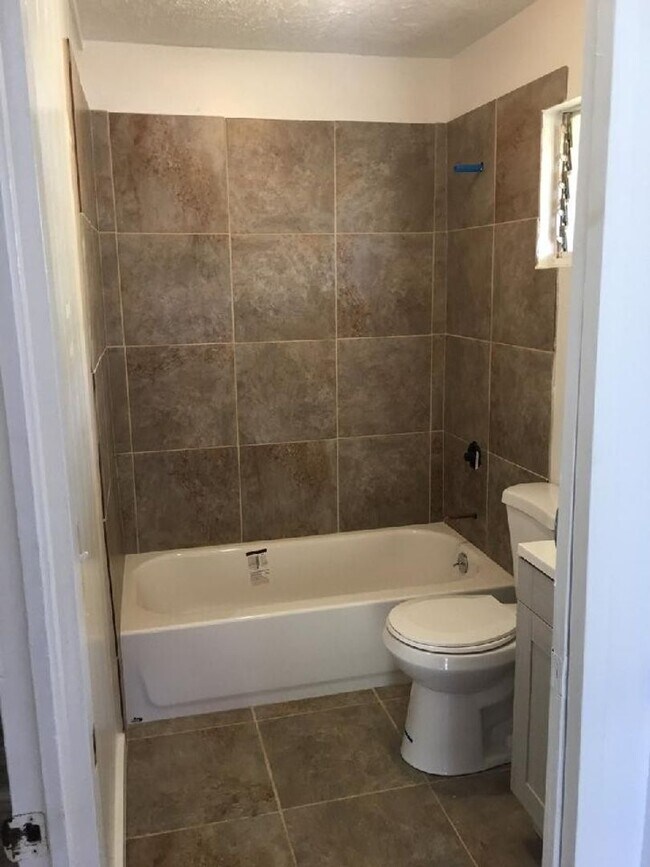 232 Oe St Unit B:  A 1-Bdrm/1-Bath Cottage (Open Parking)