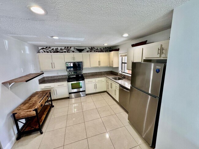 Building Photo - 9657 Riverside Dr Rental