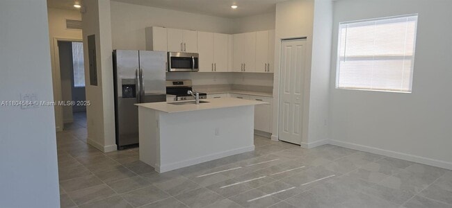 $2,500 1162 SE 1st Ter - $2,500 1162 SE 1st Ter Casa
