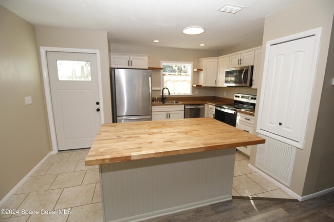 Photo - 473 Lisa Rd NE