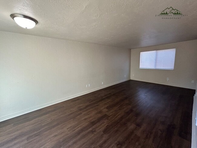 Photo - 953-955 N Cloverleaf Lp. Unidad 955