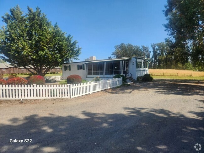 Building Photo - Bright and Cheery, well maintained 2 bedro... Rental