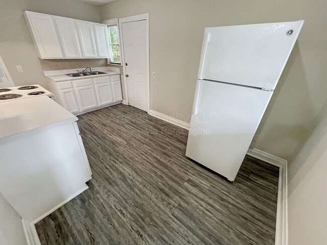 Photo - 195 Hedges St SE