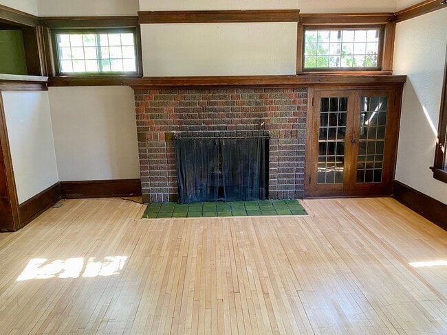 Building Photo - 2016-2018 E 6th Street Unit 2016