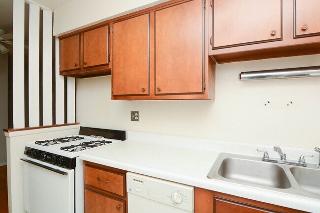 Photo - 675 W Wrightwood Ave Unit 115