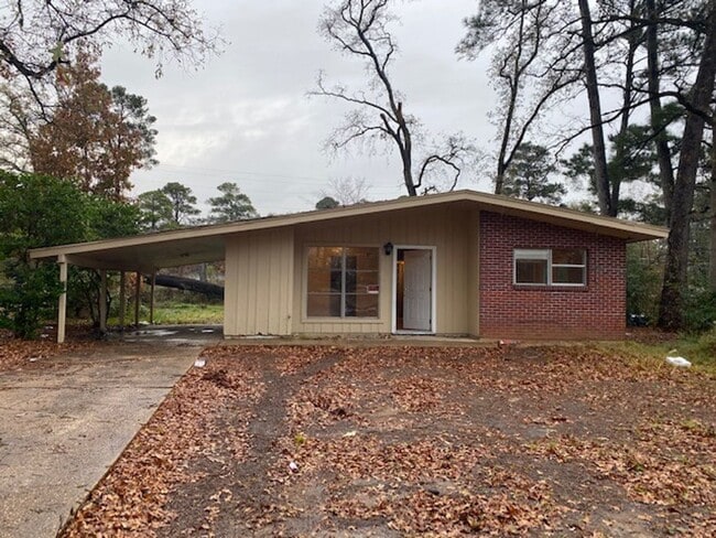 Photo - 835 Pine Tree Dr House