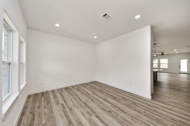 Photo - 226 Glencairn Ct