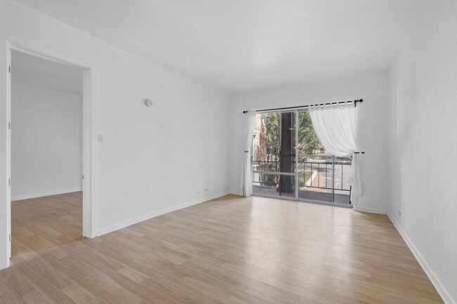 Building Photo - Classic 1/1 in Alamo Heights Unit 121