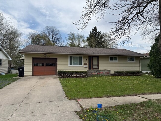 Building Photo - Extremely sharp 3 BR home in Normal
