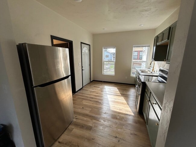 Photo - 406 W 5th St Unit 4