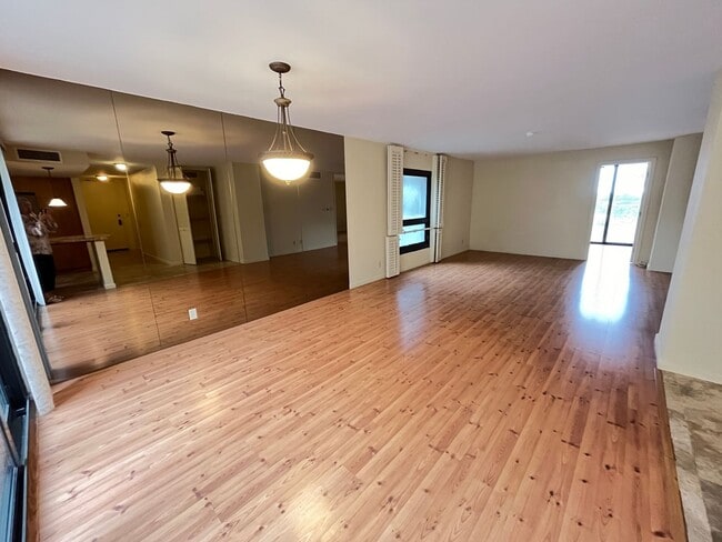 Photo - Yacht Harbor Towers (Ala Moana)-1282 sf, 2 bed+den, 2 bath, 2 prkg-INCLUDES UTILITIES Unit 513