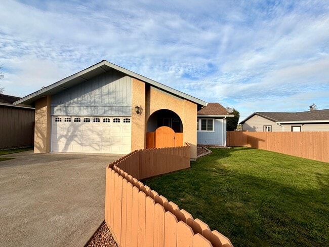 Building Photo - Bay Views! Pet Friendly! 3/2 with 2 Car Garage. Minutes from town