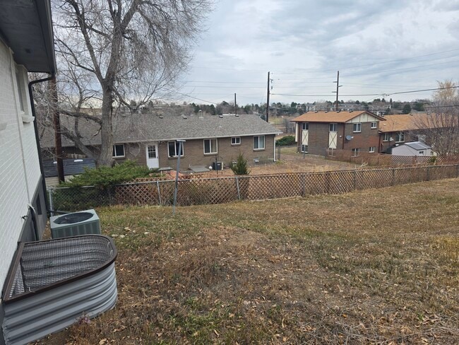 Large backyard! - 902 S Zephyr Ct