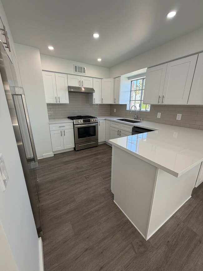 800 E June St