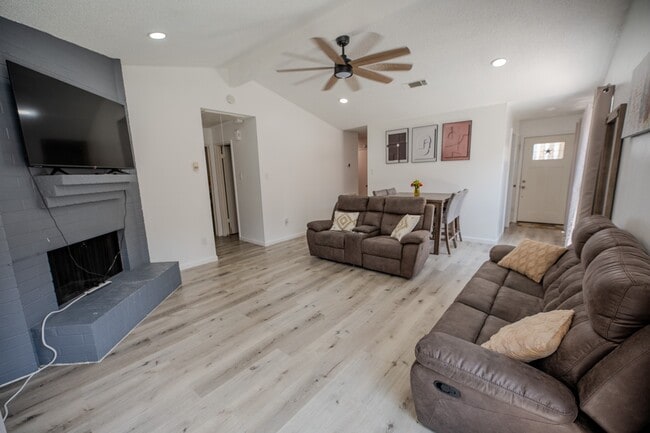 Photo - 4606 Meadowood Dr