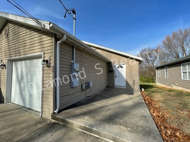 Building Photo - Cute 2 Bed Duplex Available Now - 2 bed, 2 bath, 1 car garage!