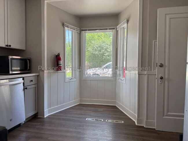 Photo - 704 8th St S