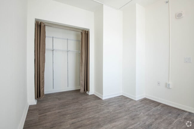 2BR, 1BA - 786SF