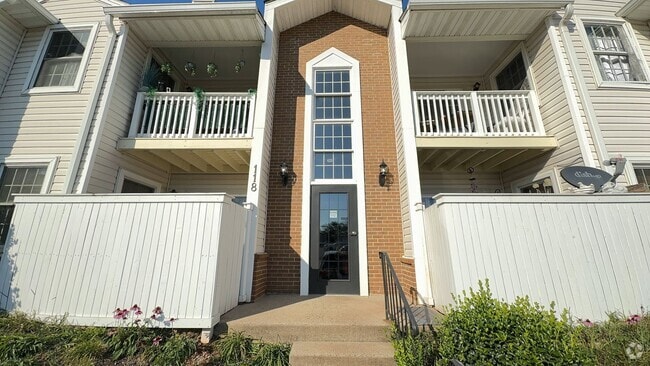 Building Photo - Beautiful 2 Bed 1 Bath Condo With Fenced P...