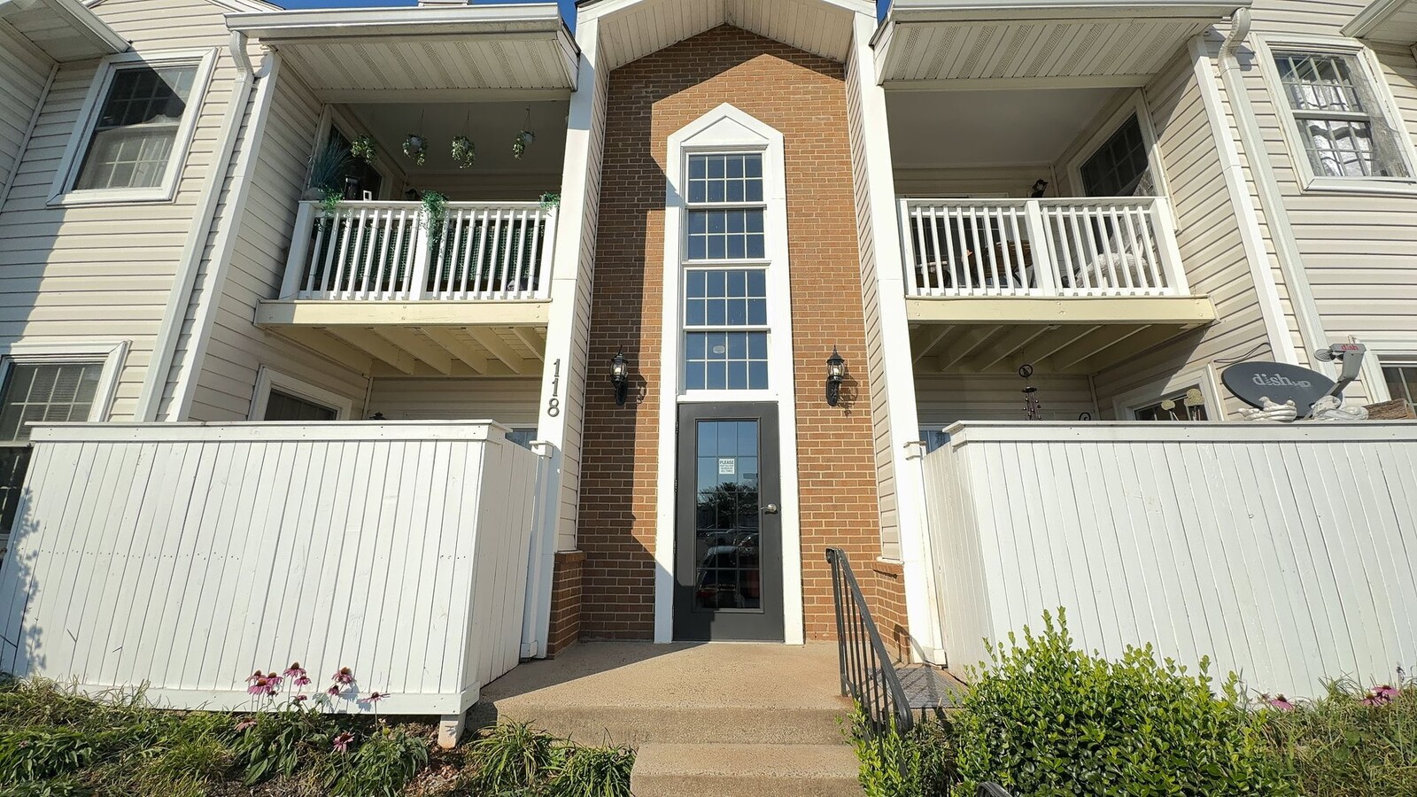 Beautiful 2 Bed 1 Bath Condo With Fenced P... - Beautiful 2 Bed 1 Bath Condo With Fenced P...