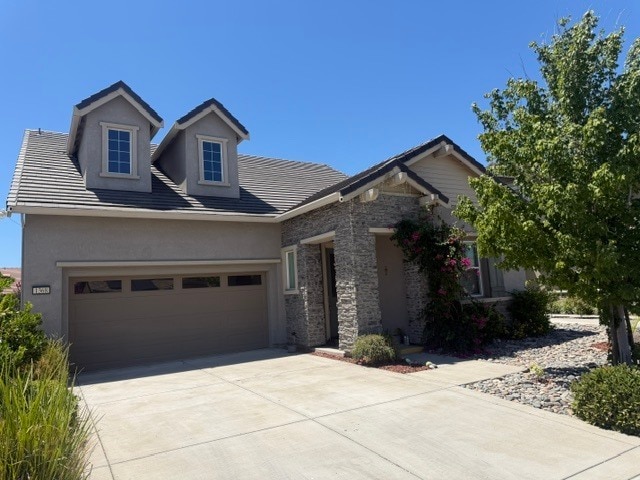 Building Photo - Gorgeous 3 Bedroom 3 Bathroom Plus Loft Area Home