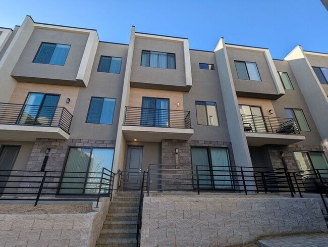 Building Photo - New Modern Fully Furnished Three-Story Townhome Near the Truckee River