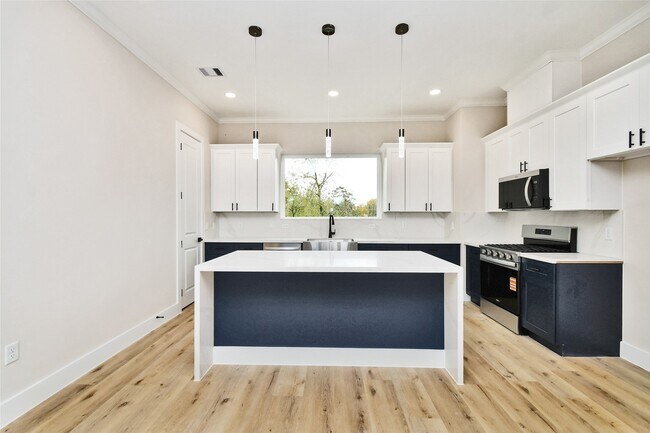 Building Photo - 3233 Tuam St