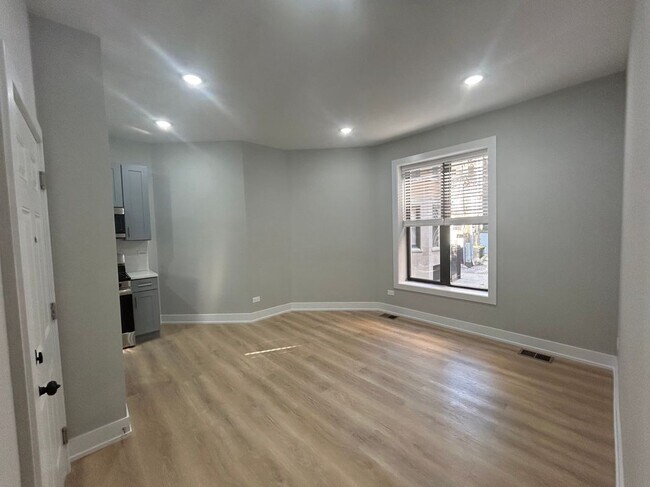 Photo - 428 W Belden Ave Unit 438-17