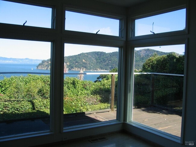 Photo - 230 Diviso St