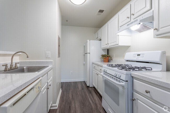 2BR, 1BA - 877 SF